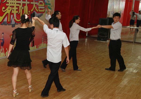 大家跟随教练认真学习舞蹈动作